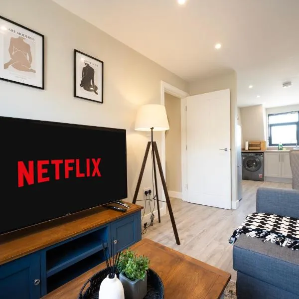 Modern 2 Bedroom Flat, Central Chatham, Self Check-in, hotel in Chatham