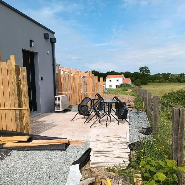 Studio 2 à 4 personnes, 12 kilomètres du parc du Puy du F, hotel in La Verrie