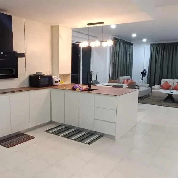 OT7 Eleven Santubong Suites, hotel in Kuching