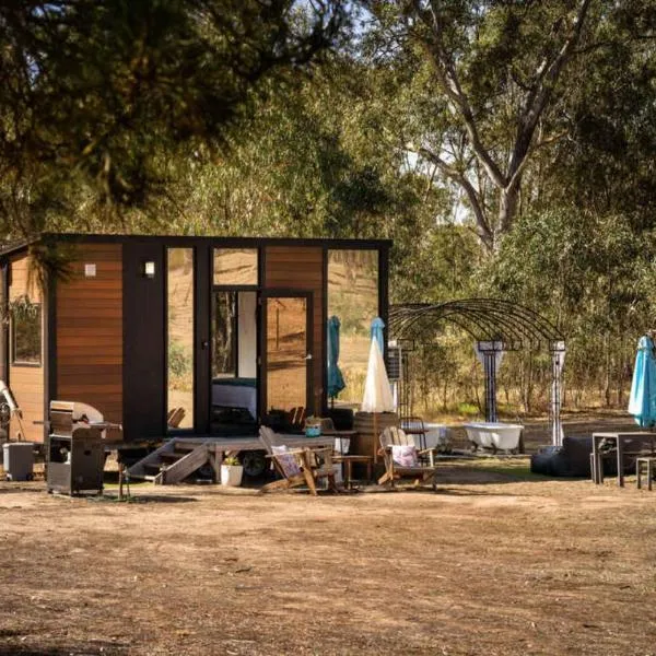 Womburra Vineyard Tiny Stay by Tiny Away, hotel v destinaci Redbank