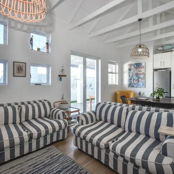 Cozy Holiday Cottage - XX Cottage Yzerfontein, hotel v destinaci Yzerfontein