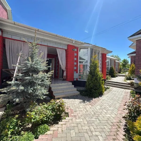Raduga West 'Emerald' Cottage, hotel v destinaci Koshkolʼ