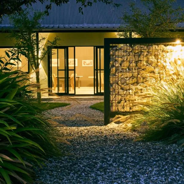 Etosha Omusati Lodge, hotel in Okaukuejo