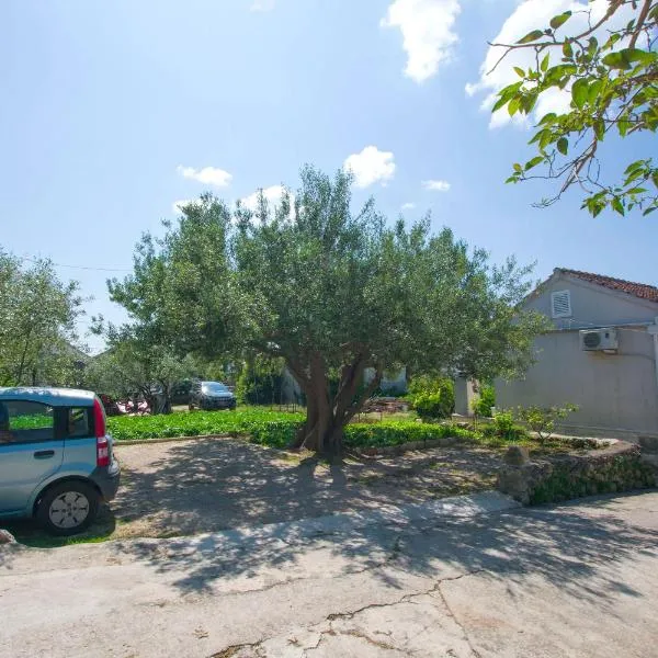 Apartment Neno, hotel en Sutomišćica