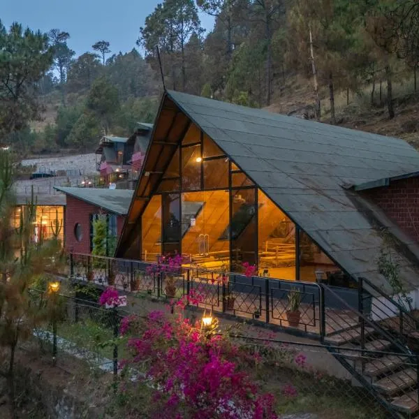 StayVista at tatvam-Mountain views & EV Station, hotel v destinaci Lansdowne