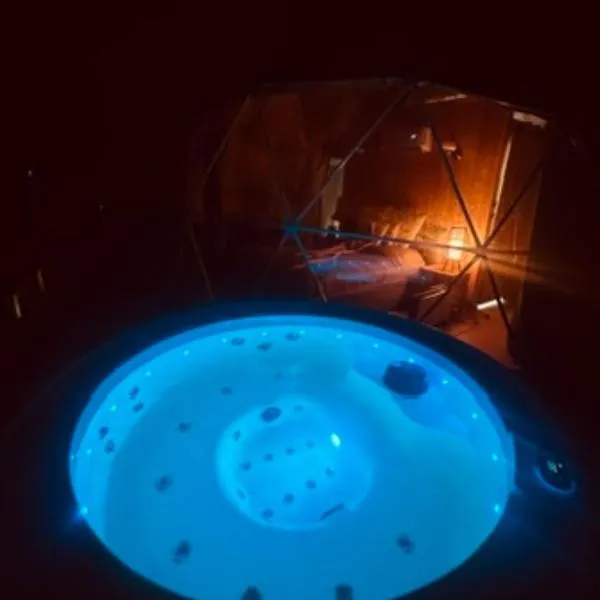 Heaven Reset & Spa & sauny & masaże - adults-only - Premium Glamping z jacuzzi całoroczny przy rzece, hotel v destinácii Korczew