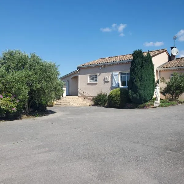 Villa privée au calme avec gand jardin et terrasse, hotel in Bout-du-Pont-de-Larn