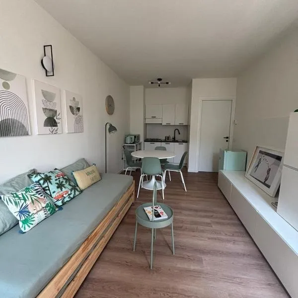 Como lake apartament with private parking, hotel v destinaci Lecco