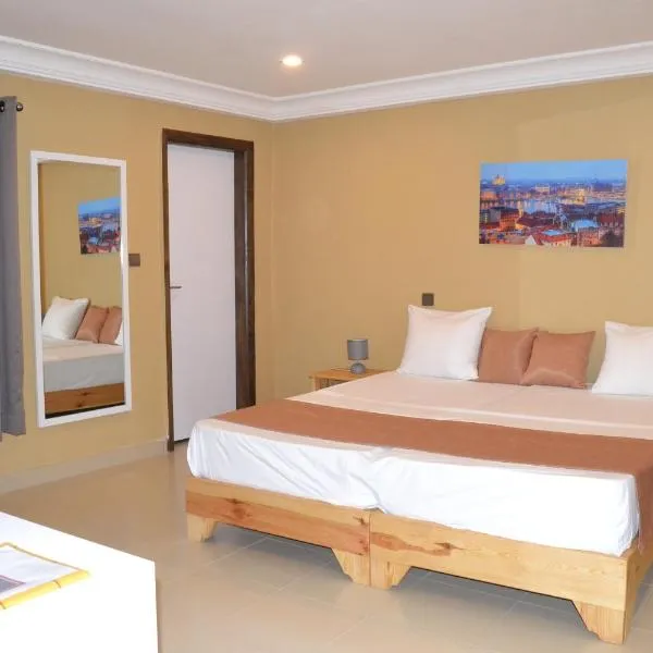 HÔTEL Le SQUARE，位于Thiès的酒店