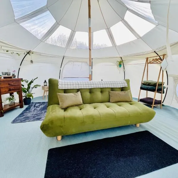 Luxury Stargazing Glamping - Seren Aur with Hot Tub、スランイドロイスのホテル