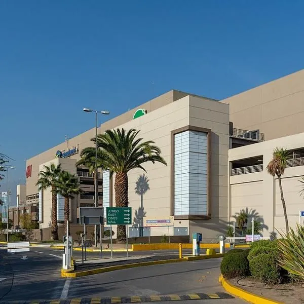 Steps from the subway and Free Parking, hotel in Santiago