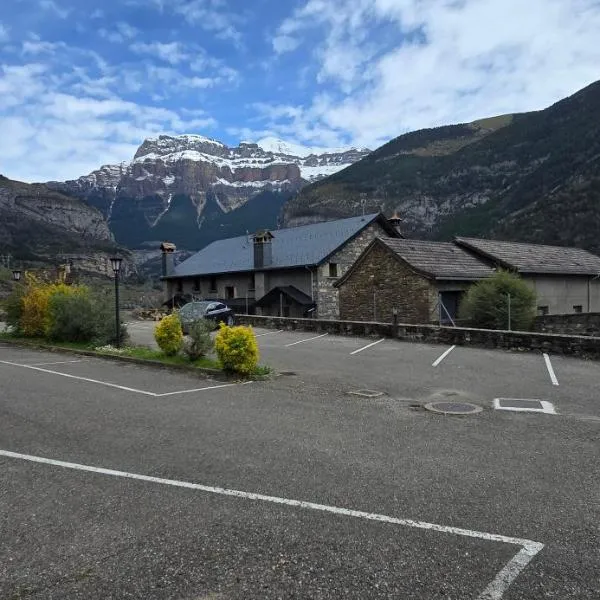 Villa Russell Hotel&Apartments, hotel in Torla-Ordesa