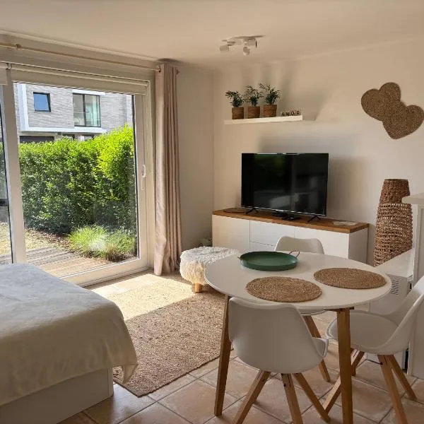 Studio Amor op het gelijkvloers met tuintje nabij strand, ξενοδοχείο σε De Haan