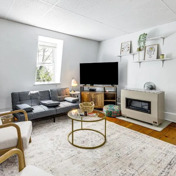 Explore Dtwn, Parks & Colleges: Cozy Worcester Apt, hotel in Worcester