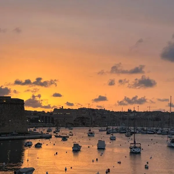Front Row Seafront House with Dreamy Valletta and Harbour Sunset Views, hotel v destinaci Kalkara