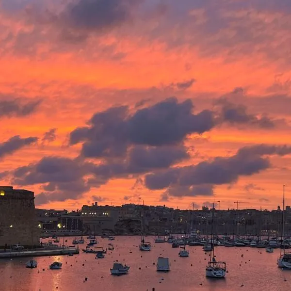 Front Row Malta - Valletta Views, Sunsets & Grand Harbour Living I 3-Bedroom House, hotelli kohteessa Kalkara