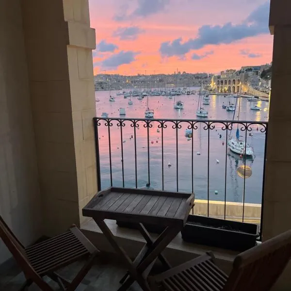 Front Row Seafront House with Dreamy Valletta and Harbour Sunset Views, ξενοδοχείο σε Kalkara