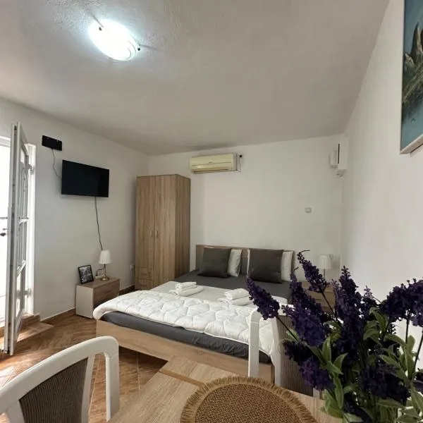 Apartman Nina, khách sạn ở Risan