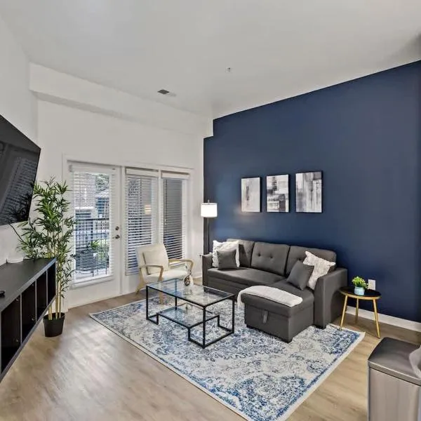 샬럿에 위치한 호텔 Spacious 2BD - 5 Min DT, Gym, Parking, W-D - Sleep 12