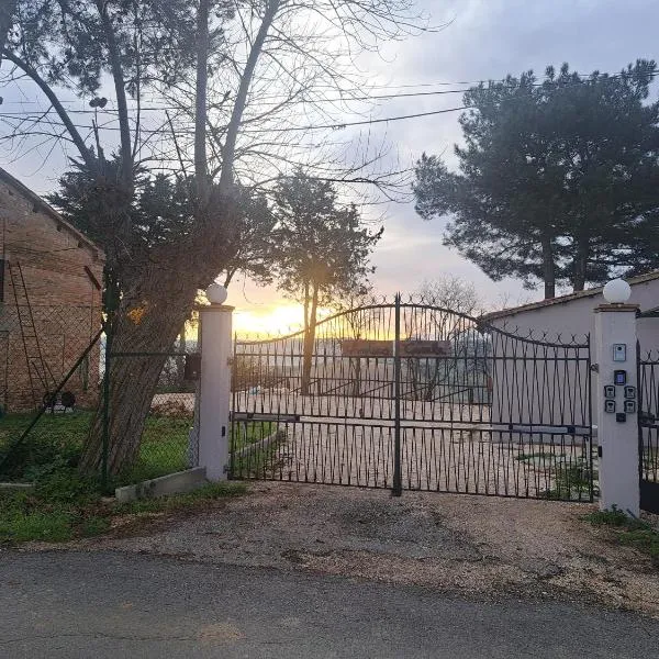 Casa vacanze Antico Casale Ancona, hotel v mestu Agugliano