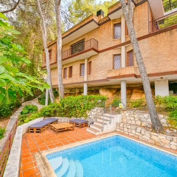 VILLA OASIS PINARES DE SAN ANTÓN -pool, sea, near Málaga city center-, hotel sa Málaga