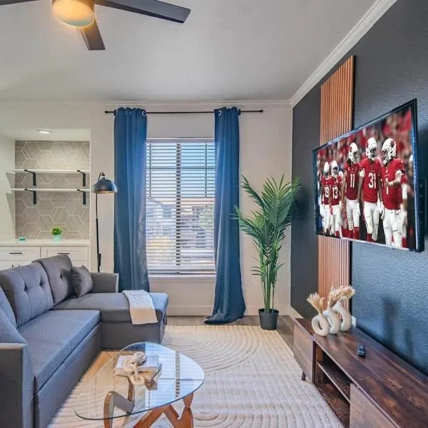 Amiable 2BD King Bed with Pool, Hot Tub, Gym, Parking, hotel di Glendale