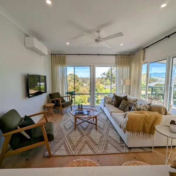 Stylish Seaside Retreat with Spa, hotel di Narooma