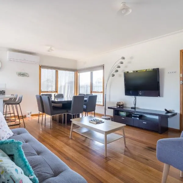 'The Primrose Bungalow' Family Haven Close to Beach, hotel in Rosebud