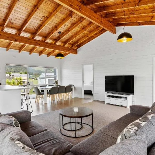 A Stones Throw From The Beach, hôtel à Pauanui