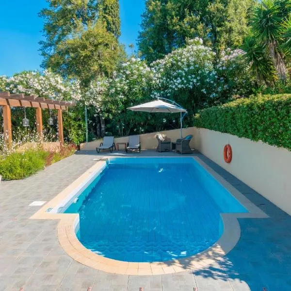 Blue Coast Suites - Seaside Retreat with Pool in Exclusive Kommeno, hotel v destinaci Kommeno