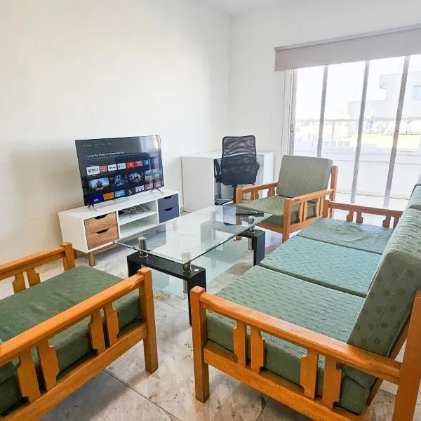 Central Rooms, 500m to Larnaca Marina, hotel v destinaci Larnaka