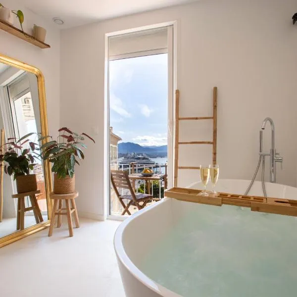 Sublime, hyper-centre d'Ajaccio, avec Spa, Sauna, Vue mer & Plage à 3min, hotel v Ajacciu