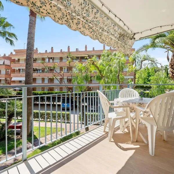 beach and pool, hotel in Cambrils
