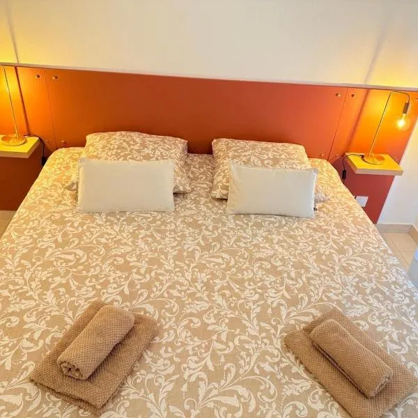 Les 3 Îles Appartement 2 pièces climatisé à 50 m des plages، فندق في أنتيب