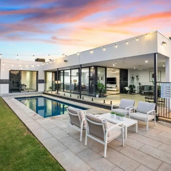 The Sinatra Holiday House in Mulwala - 10 individual beds, hotel in Mulwala