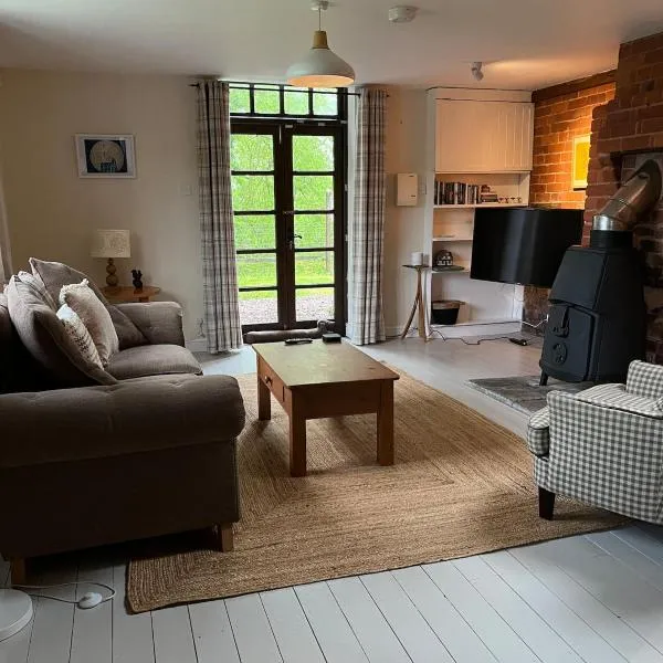 The Smithy, Wonderful Riverside Accommodation, hotel in Bodenham