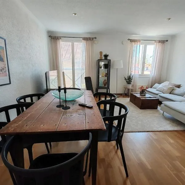 Modern apartment in Gamla Stan, hotel in Ekenäs
