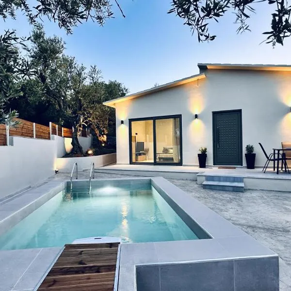 La casa di Bei-peaceful and secluded retreat with private pool- By Villa Mana Gers, hotel in Dhrákas