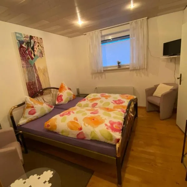 Zimmer 1 inkl eigenem Bad und Parkplatz、Waldböckelheimのホテル