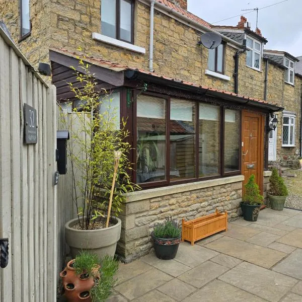 Gorgeous Two Bedroom Cottage, Pet Friendly! โรงแรมในSnainton