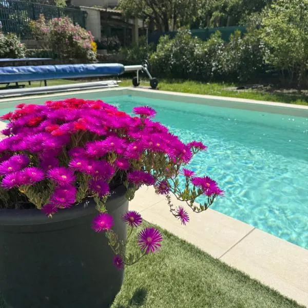Gite climatisé avec piscine sur les hauteurs de Bollene, hotel in Bollène
