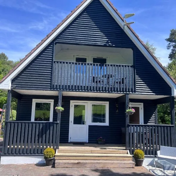 Cosy Lakeside Chalet With Option to add Private Hot Tub, hotel v destinaci Duneena
