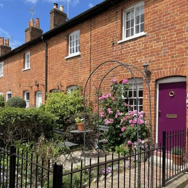 Historic 1BD Cottage in Heart of Farnham, hotel v destinaci Farnham