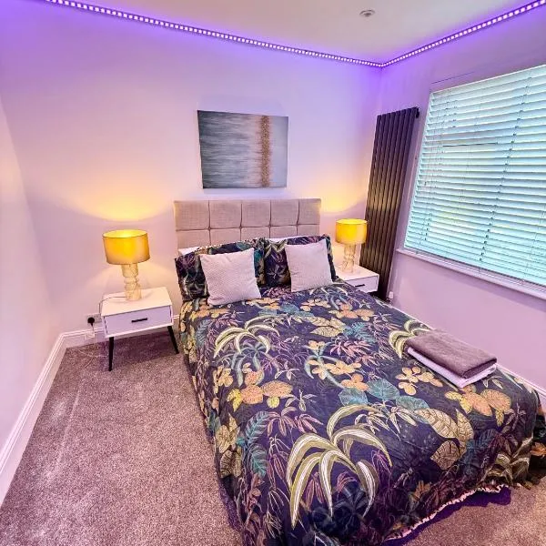 1 bed modern apartment walking distance from shopping mall, hotel in Golders Green