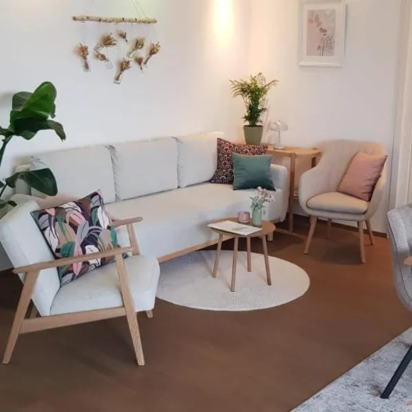 Familienfreundliche und moderne Wohnung mit Balkon、ハイタースハイムのホテル