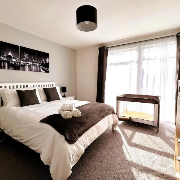 Spacious Family Bungalow with Garden for up to 7, hotel en Epsom