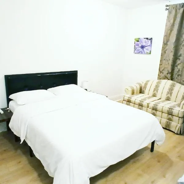 Neat bedroom with Exclusive bath -FREE WIFI-Self check in- New London-Mystic, hotel in New London