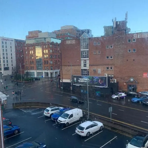 Large 2 bedroom 2 bathroom x6 person city center apartment with free underground parking, hotel in Belfast