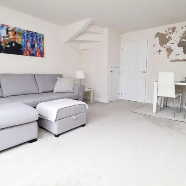 Walk to Liverpool Airport - Luxury Stay with EV Charge - Fast WiFi, hotel in Liverpool