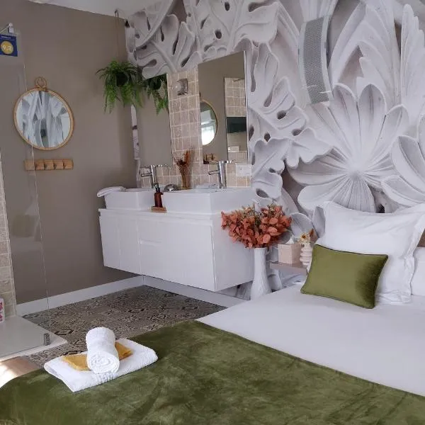 "Chez Lyly et Juju" Piscine&Sauna Calme 3chambres, hotel em Angers